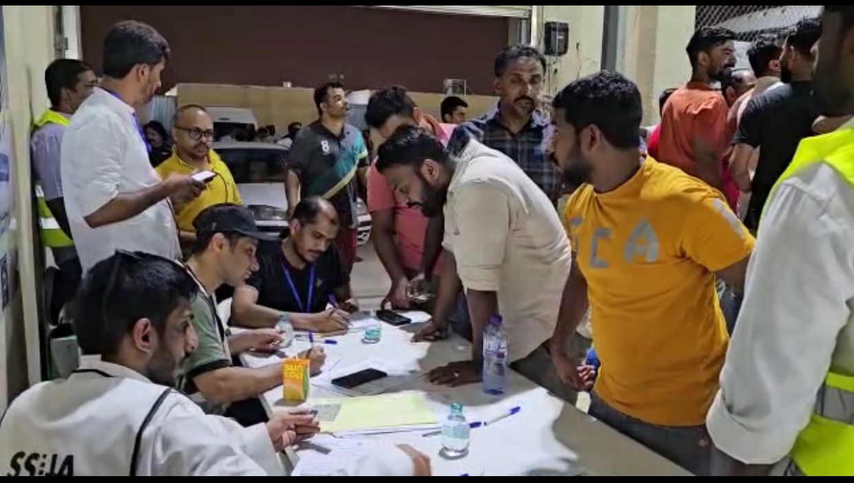 ഹാജിമാർക്ക് കെഎംസിസിയുടെ കാരുണ്യ സ്പർശം; നാനൂറോളം പേർ രക്തദാനം ചെയ്തു