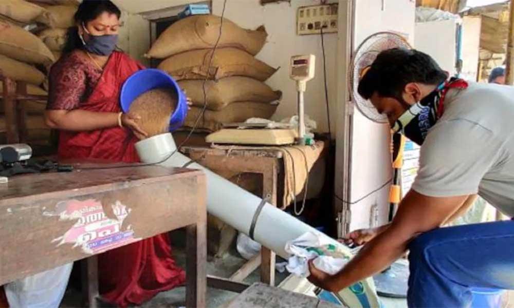 അനക്കമില്ലാതെ ഇ പോസ് മെഷീൻ ;  വീണ്ടും പണിമുടക്കി; സംസ്ഥാനത്ത് റേഷന്‍ വിതരണം മുടങ്ങി