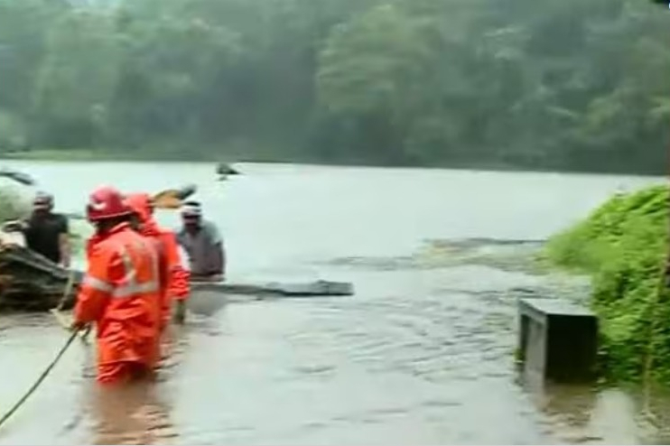പേമാരിപ്പെയ്ത്തില്‍ വ്യാപക നാശനഷ്ടം; മരം കടപുഴകി, വീടുകള്‍ തകര്‍ന്നു; അതിതീവ്ര മഴ തുടരുമെന്ന് മുന്നറിയിപ്പ്; ജാഗ്രതാ നിര്‍ദേശം; വീഡിയോ