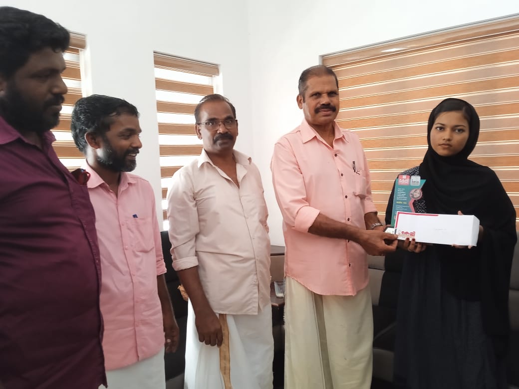 കേളി വിദ്യാഭ്യാസ പ്രോത്സാഹന പുരസ്കാരം ആലപ്പുഴ, കാസർകോട് ജില്ലകളിൽ വിതരണം ചെയ്തു