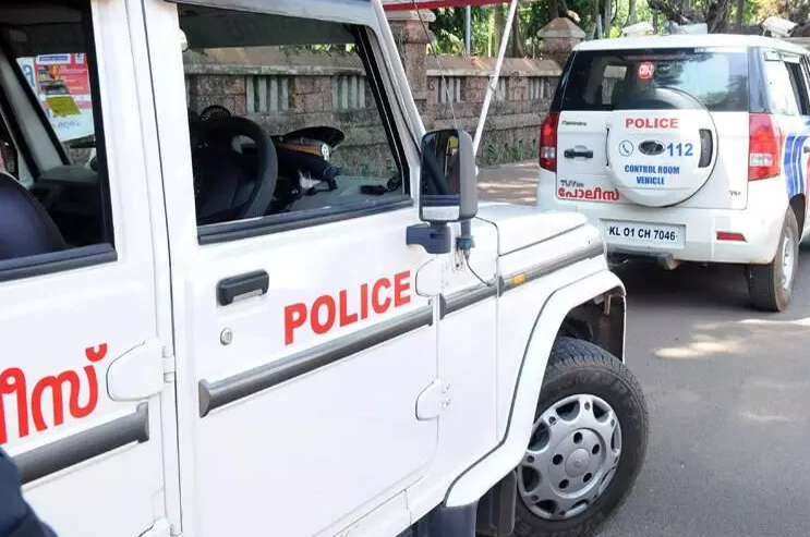 രാത്രി സിനിമയ്ക്കു കൊണ്ടുപോയില്ല|അമ്മയുമായി വഴക്കിട്ടു | “വീട്ടിൽനിന്ന് ഇറക്കിവിട്ടു| പെരുവഴിയിലാണ്”, പെൺകുട്ടിയുടെ ഫോൺവിളിക്ക് പിന്നാലെ പാഞ്ഞ് പൊലീസ്‌; ഒടുവിൽ അമ്മയുടെ ജീവൻ കാത്തു