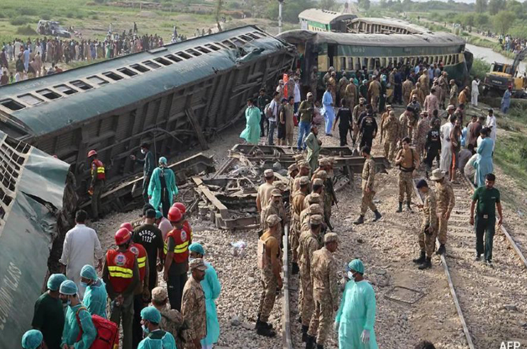 പാകിസ്ഥാനിലെ സിന്ധ് പ്രവിശ്യയിൽ ട്രെയിൻ പാളം തെറ്റി| 32 മരണം| നിരവധിപ്പേർക്ക് പരിക്ക്