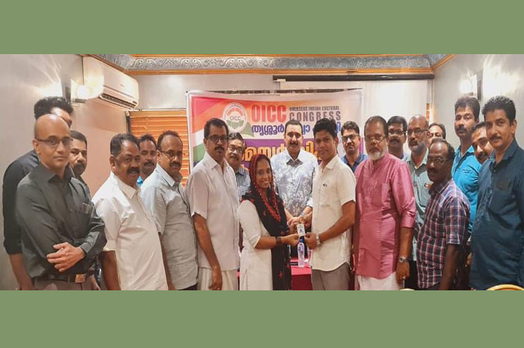 ഒഐസിസി റിയാദ് തൃശൂർ ജില്ലാ കമ്മിറ്റി അംഗത്വ കാർഡുകള്‍ വിതരണം ചെയ്തു, നവ നേതൃത്വം ഒക്ടോബർ 30 നു മുൻപ് നിലവില്‍ വരും