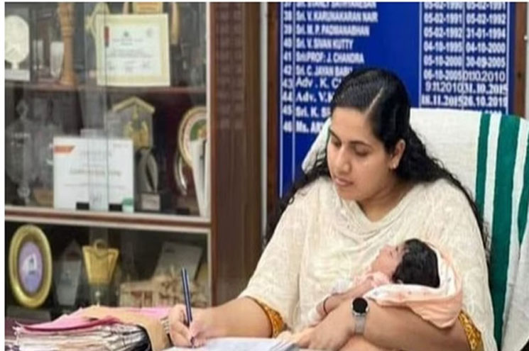 കുഞ്ഞ് ദുവയെ ചേർത്ത് പിടിച്ച് ഫയലുകളിൽ ഒപ്പിട്ട് മേയർ ആര്യ; വൈറലായി ചിത്രങ്ങൾ