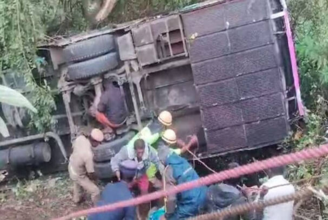 ഊട്ടി കുനൂരിൽ ബസ് കൊക്കയിലേക്ക് മറിഞ്ഞ് അപകടം,​ എട്ട് പേർ മരിച്ചു, നിരവധി പേർക്ക് പരിക്ക്,​ നാലു പേരുടെ നില ഗുരുതരം