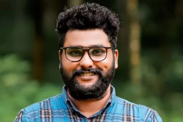 ‘2018’ സിനിമയുടെ രചയിതാവ് അഖിൽ പി.ധർമജൻ പാമ്പു കടിയേറ്റ് ചികിത്സയിൽ