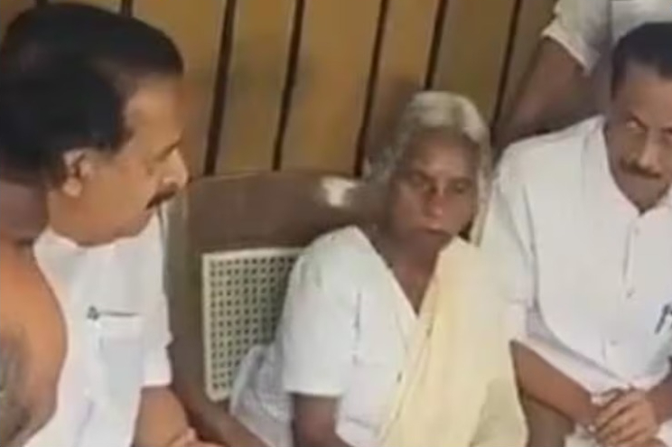 മറിയക്കുട്ടിക്കും അന്നക്കും സഹായ ഹസ്തവുമായി ചെന്നിത്തലയും; 1600 രൂപ കൈമാറി