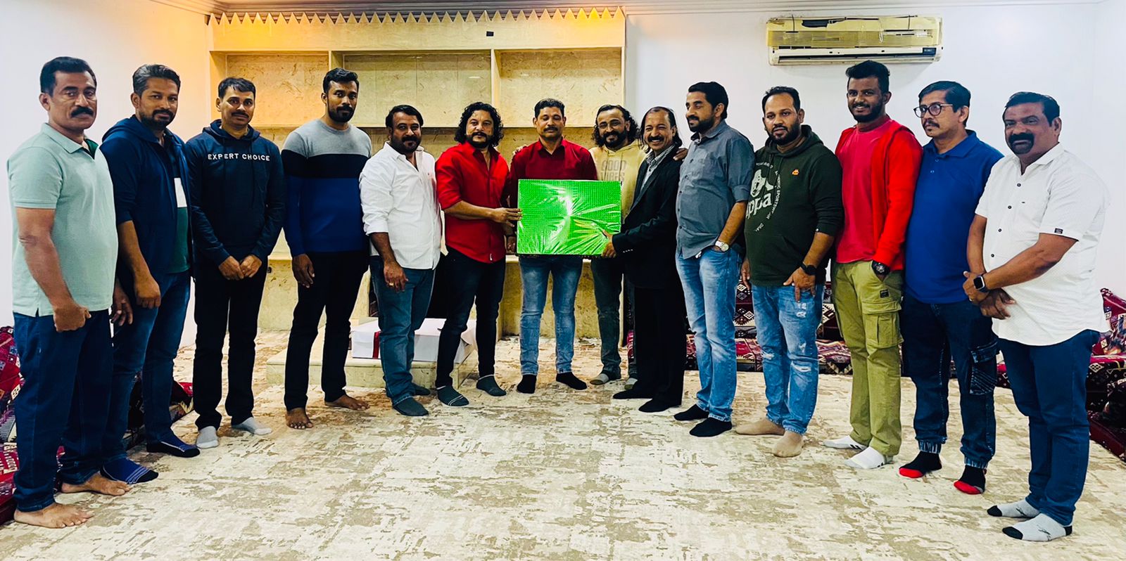 റിയാദ് ടാക്കിസ് ലോകകപ്പ് ക്രിക്കറ്റ് ഫൈനൽ പ്രവചന മത്സരവിജയിക്ക് സമ്മാനം കൈമാറി