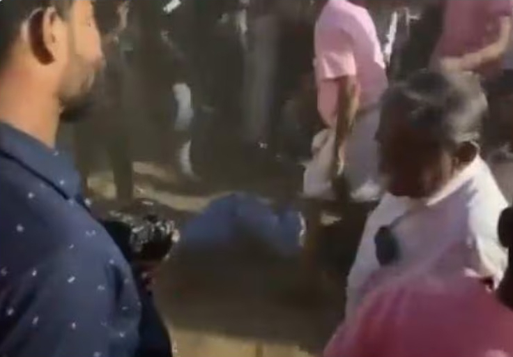 നവകേരള സദസ്സില്‍ പ്രതിഷേധിച്ചു, യുവാവിനെ വളഞ്ഞിട്ട് തല്ലി ആള്‍ക്കൂട്ടം; കാഴ്ചക്കാരായി പൊലീസ്