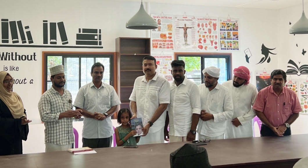 റിയാദ് മലപ്പുറം ജില്ല കെഎംസിസി പുസ്തകങ്ങൾ കൈമാറി