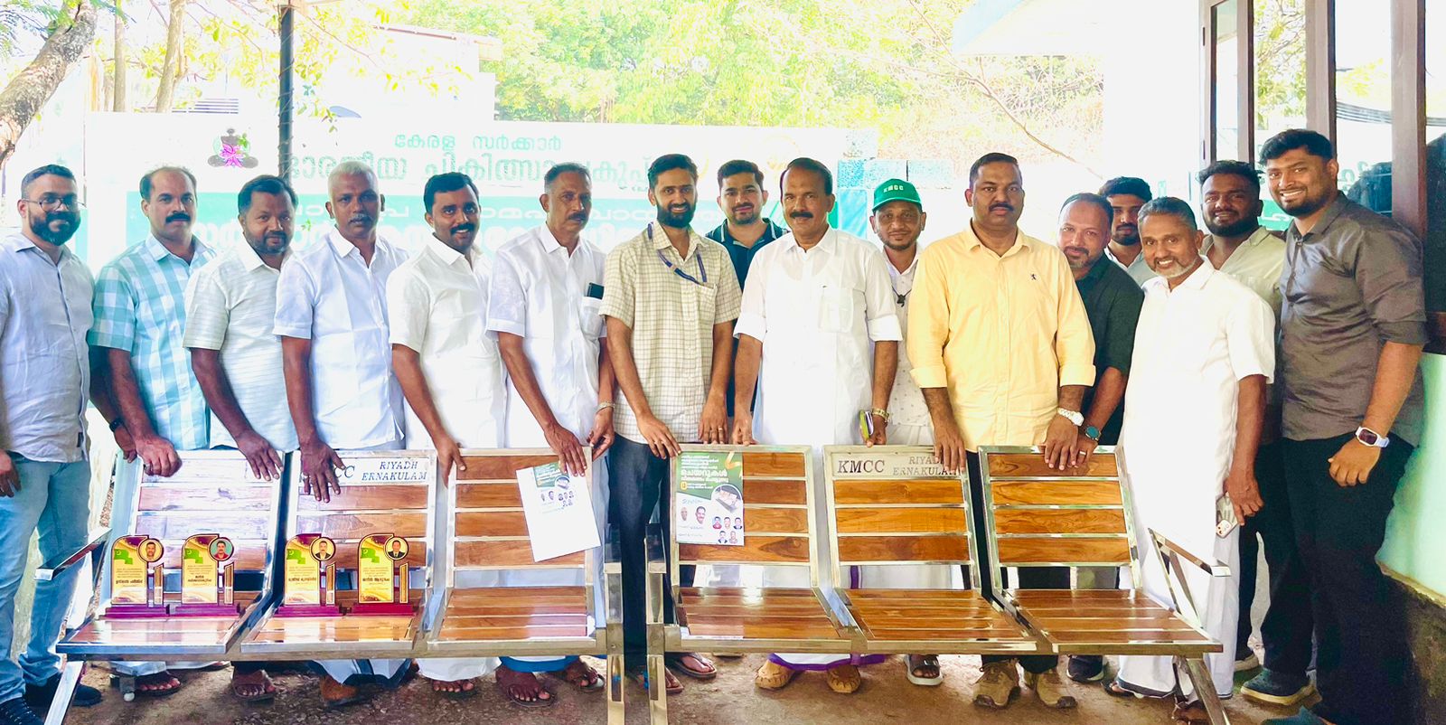 റിയാദ് കെഎംസിസി ചെയറുകൾ വിതരണം ചെയ്തു