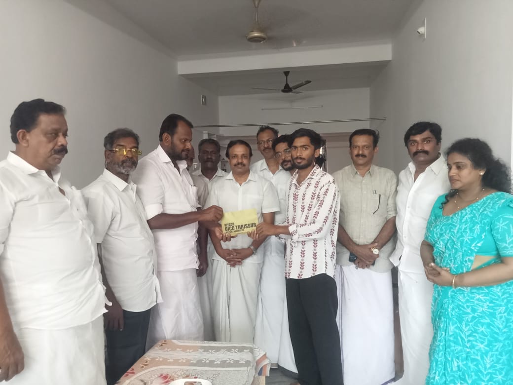 ഒഐസിസി റിയാദ് തൃശൂർ ജില്ലാ കമ്മിറ്റി റോയ് തോമസ് കുടുംബസഹായ ഫണ്ട് കൈമാറി