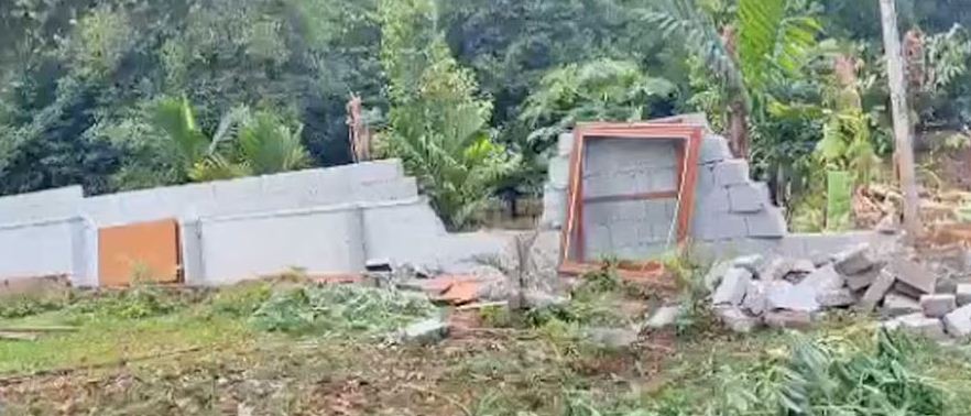 മലയാറ്റൂർ ക്ഷേത്രത്തിൽ കാട്ടാനകളുടെ ആക്രമണം; തെങ്ങുകൾ പിഴുതെറിഞ്ഞു, മതിൽ പൊളിച്ചു