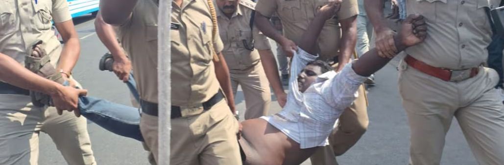 വയനാട്ടിൽ മന്ത്രിസംഘത്തിനു നേരെ കരിങ്കൊടി കാണിച്ച യൂത്ത് കോൺഗ്രസ് പ്രവർത്തകർ പൊലീസ് കസ്റ്റഡിയിൽ