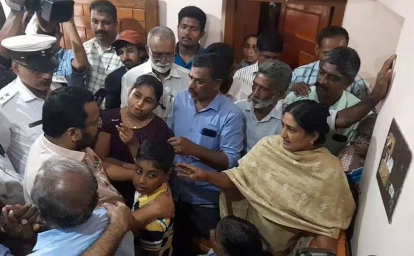 ‘വന്യജീവികളുടെ വോട്ട് നേടിയല്ല നിങ്ങള്‍ ജയിച്ചത്’ ,മുളവടിയും പടക്കവുംഅല്ല  ആത്മരക്ഷാർഥം വനപാലകർക്ക് തോക്കു നൽകണം; മന്ത്രിസംഘത്തോട് പൊട്ടിത്തെറിച്ച് അജീഷിന്‍റെ മക്കൾ