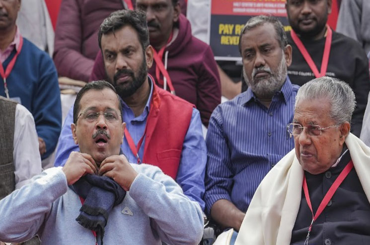 വന്നാല്‍ തന്നെ വഴിയരികില്‍ കസേരയിട്ടിരിക്കുന്നതാണ് രീതി’; ഗവര്‍ണറെ പരിഹസിച്ച് മുഖ്യമന്ത്രി