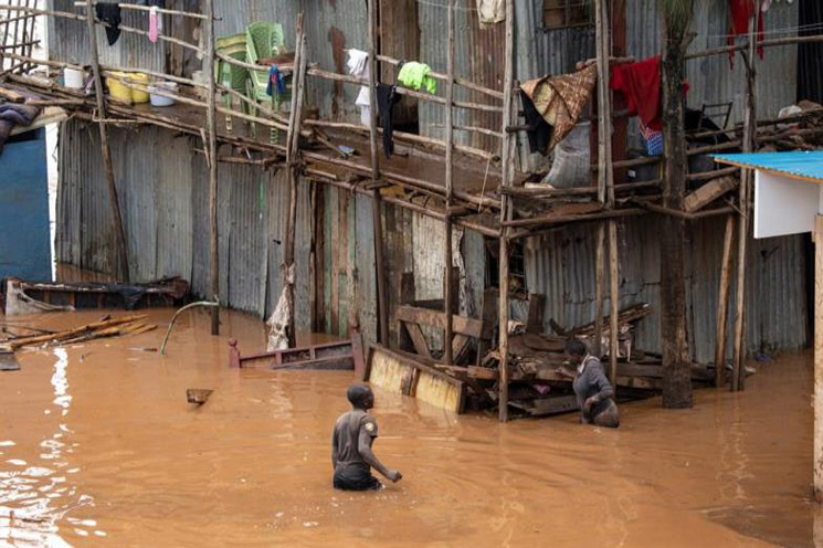 #Dam collapses in Kenya, kills 42 കനത്ത മഴ: കെനിയയില്‍ ഡാം തകര്‍ന്ന് 42 പേര്‍ മരിച്ചു; വീടുകളും റോഡുകളും ഒലിച്ചുപോയി