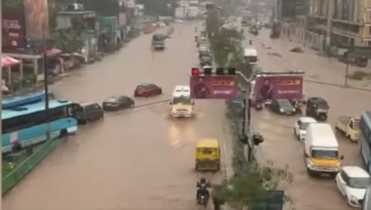 കേരളത്തില്‍ മിന്നല്‍പ്പെയ്ത്ത്, മൂന്ന് മരണം, വന്‍നാശനഷ്ടം; എറണാകുളത്തും കോട്ടയത്തും റെഡ് അലര്‍ട്ട്; കൊടുങ്ങല്ലൂര്‍ ആനാപ്പുഴയില്‍ ഏഴാം ക്ലാസ് വിദ്യാര്‍ഥിയെ പുഴയില്‍ മുങ്ങി മരിച്ച നിലയില്‍ കണ്ടെത്തി