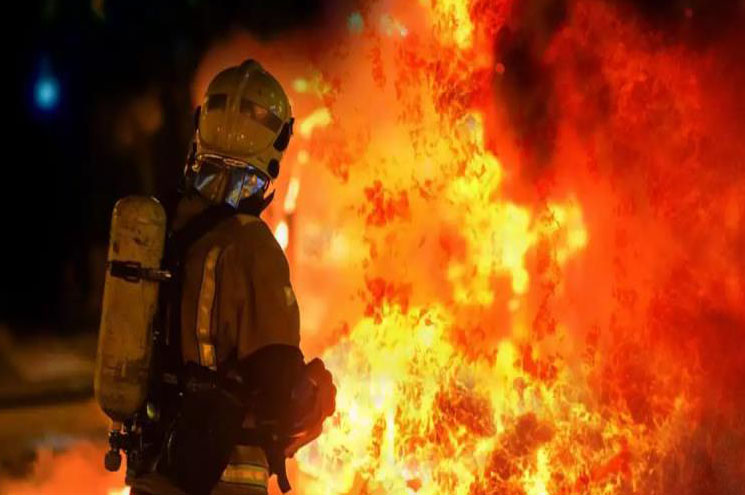 കോഴിക്കോട് ആംബുലന്‍സ് വൈദ്യുതി പോസ്റ്റിലിടിച്ച് കത്തി; രോഗി വെന്തുമരിച്ചു