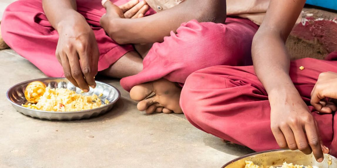 കുട്ടികളുടെ ഉച്ചഭക്ഷണ പദ്ധതിയില്‍ കൈയിട്ടുവാരി; ഉദ്യോഗസ്ഥന്‍ അടിച്ചുമാറ്റിയത് ലക്ഷങ്ങള്‍