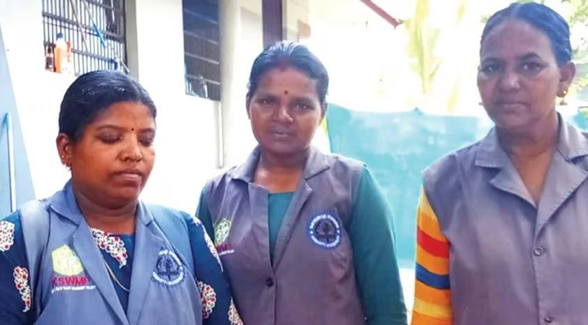 മാലിന്യത്തില്‍നിന്നു ലഭിച്ച സ്വര്‍ണക്കമ്മലുകള്‍ തിരികെ നല്‍കി ഹരിതകര്‍മസേനാംഗങ്ങള്‍