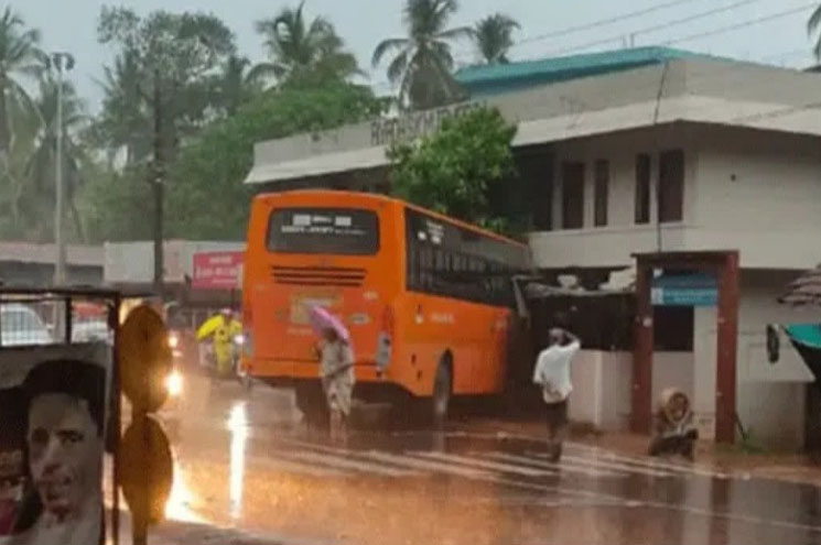 സ്വിഫ്റ്റ് ബസ് ഹോട്ടലിലേയ്ക്ക് ഇടിച്ചു കയറി; സംഭവം കൊടുവള്ളിയിൽ