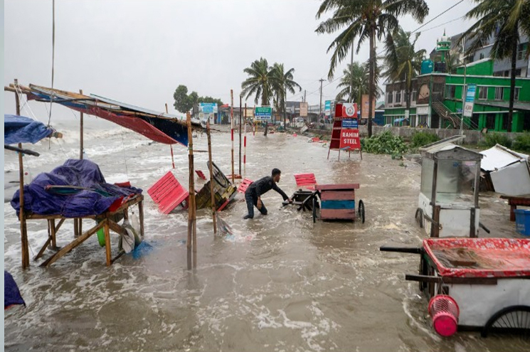 135 കിലോമീറ്റര്‍ വരെ വേഗം; റിമാല്‍ ചുഴലിക്കാറ്റ് മണിക്കൂറുകള്‍ക്കകം കരതൊടും, ബംഗ്ലാദേശില്‍ ലക്ഷക്കണക്കിന് പേരെ ഒഴിപ്പിച്ചു