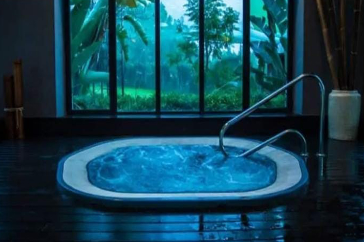 പതിറ്റാണ്ടുകളായി താമസിക്കുന്ന നിങ്ങളുടെ വീട്ടില്‍ ഇതുവരെ നിങ്ങള്‍ കാണാത്ത ഒരു മുറി അല്ലെങ്കില്‍ ഒരു രഹസ്യ അറയുണ്ടെന്ന് പറഞ്ഞാല്‍ നിങ്ങള്‍ വിശ്വസിക്കുമോ? വീടിന്‍റെ ബാത്ത് ടബ്ബിനു താഴെ കണ്ടെത്തിയത് രഹസ്യ തുരങ്കം, തടാകത്തിലേക്കുള്ള തുരങ്കം ഉപയോഗിച്ച് മദ്യകടത്ത്.