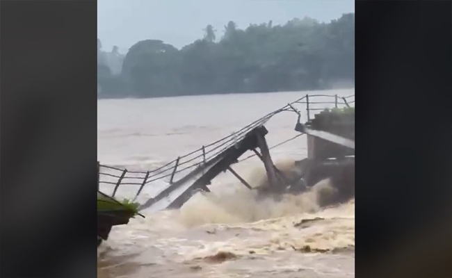 പഴക്കം 122 വര്‍ഷം: കേരളപ്പിറവിക്ക് മുന്‍പ് പണിത കൊച്ചിന്‍ പാലം തകര്‍ന്നുവീണു.
