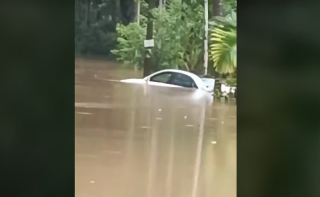 മട്ടന്നൂരില്‍ ഓടുന്ന കാര്‍ വെള്ളക്കെട്ടില്‍ ഒലിച്ചുപോയി; യാത്രക്കാര്‍ അത്ഭുതകരമായി രക്ഷപ്പെട്ടു