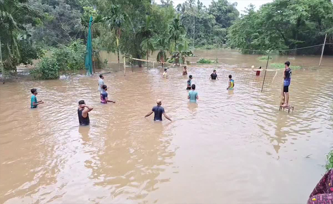 ഇത് വല്ലാത്തൊരു സ്‌പോര്‍ട്‌സ്‌മാന്‍ സ്‌പിരിറ്റ്; വെള്ളക്കെട്ടിലും കടുത്ത മത്സരം; കുറ്റിക്കടവിലെ വോളിബോള്‍ കാഴ്‌ചകള്‍