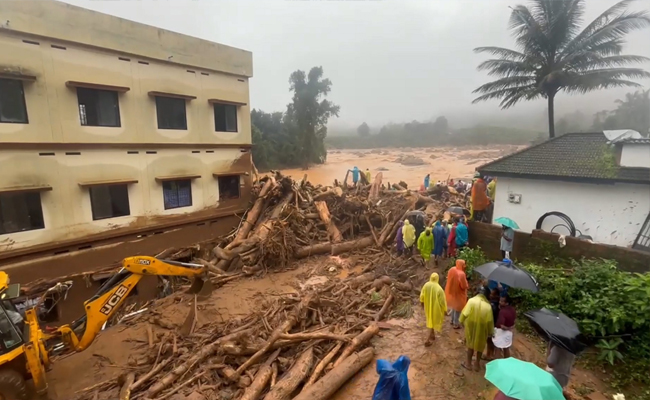 എന്റെ രണ്ടു മക്കള്‍, എവിടെപ്പോയാണ് ഞാന്‍ അവരെ തിരയുക?”; ഹൃദയഭേദകം ദുരന്തഭൂമി