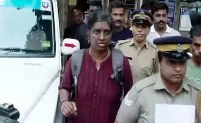 എന്റെ ബാ​ഗ് മുഴുവൻ കാശാണ്, ചന്ദ്രനിൽ അഞ്ച് സെന്റ് സ്ഥലം വാങ്ങിച്ചിട്ടുണ്ട്; പരിഹാസവുമായി ധന്യ മോഹൻ