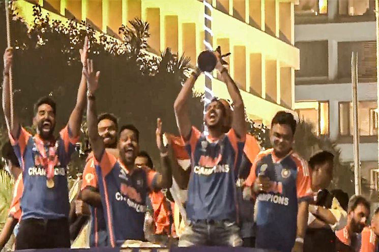 ആവേശ കൊടുങ്കാറ്റ് തീര്‍ത്ത് മുംബൈ നഗരം; ഇന്ത്യന്‍ താരങ്ങളുടെ കൂറ്റന്‍ റോഡ്‌ഷോയ്ക്ക് സ്വപ്‌ന തുല്യമായ വരവേല്‍പ്പ്- വീഡിയോ