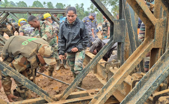 ദുരന്തമുഖത്തെ പെണ്‍സാന്നിധ്യം,   ചൂരൽ മലയിലെ ബെയ്‌ലി  പാലം നിർമാണത്തിന് ചുക്കാൻ പിടിച്ച സിങ്കം , ആരാണ് മേജർ സീത ഷെൽക്കെ?