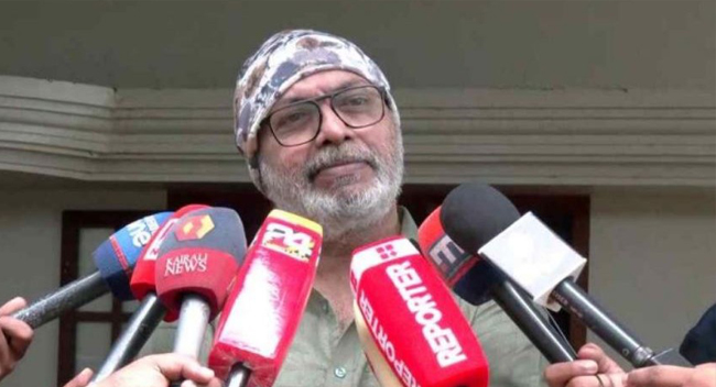 പ്രതികരിക്കുന്നവരെ അടിച്ചമര്‍ത്താനല്ല നോക്കേണ്ടത്. ജാതിയില്‍ കൂടിയ ആളെന്ന ചിന്ത മനസില്‍ വെച്ച് പ്രവര്‍ത്തിച്ചാല്‍ ഇതൊക്കെ സംഭവിക്കും. കൂട്ടരാജി ഒളിച്ചോട്ടമാണെന്ന് പറയാന്‍ പറ്റില്ല.  ഉത്തരം മുട്ടിയുള്ള രാജി, വോട്ട് ചെയ്തവരോട് കാണിച്ച ചതി, ഞാന്‍ മോഹന്‍ലാലിന്റെ മൗനത്തിന്റെ ഇര’