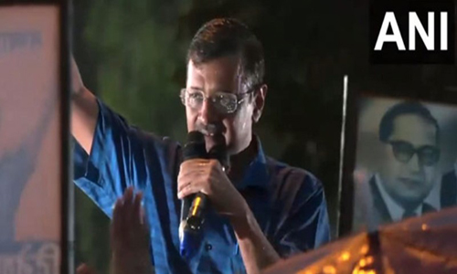 കനത്ത മഴയെ വകവെക്കാതെ വികാരഭരിതനായി കെജരിവാള്‍; ജാമ്യം ആഘോഷമാക്കി എഎപി നേതാക്കള്‍