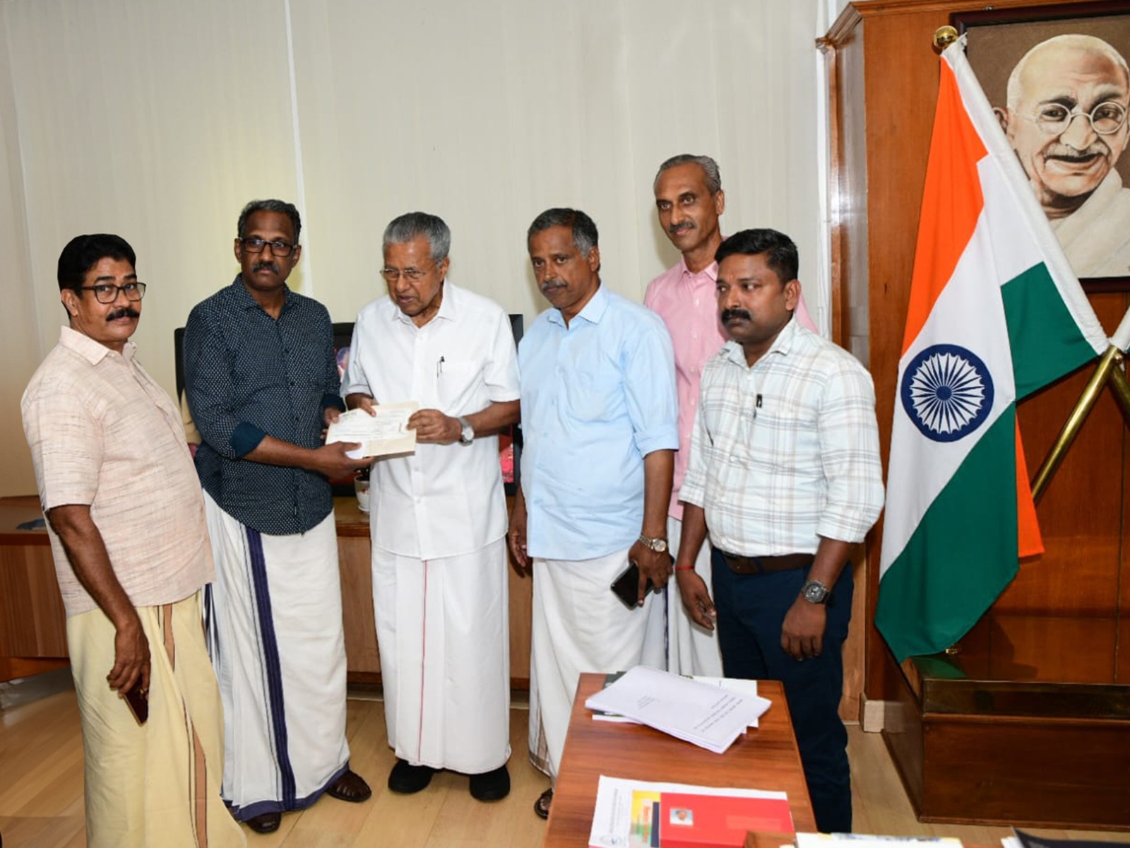 വയനാട് പുനഃരധിവാസം; കേളി അരക്കോടി കൈമാറി.