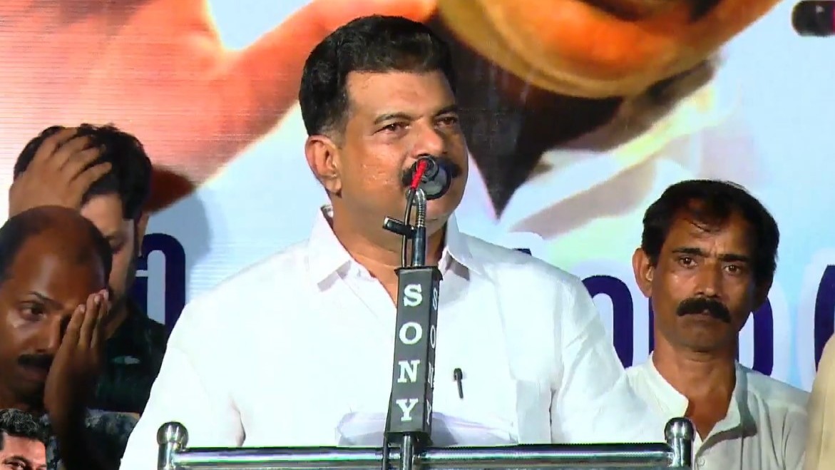 മുഖ്യമന്ത്രി തലക്കു വെളിവില്ലാതെ എന്തൊക്കെയോ പറയുകയാണ്; ബാപ്പയെ കുത്തിക്കൊന്ന് മകന്‍ നാടുവിടുന്നതു കണ്ടിട്ടില്ലേ?; മുഖ്യമന്ത്രിക്കെതിരെ വീണ്ടും പി വി അൻവർ