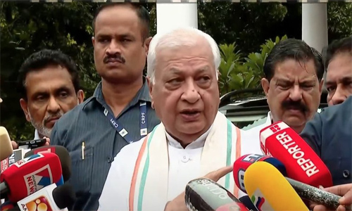 സ്വര്‍ണക്കടത്ത്: മുഖ്യമന്ത്രി എന്തുകൊണ്ട് രാജ്ഭവനെ അറിയിച്ചില്ല?, റിപ്പോര്‍ട്ട് തേടുമെന്ന് ഗവര്‍ണര്‍