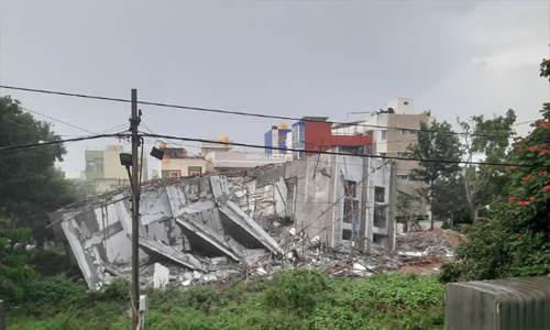 കനത്ത മഴയില്‍ ബംഗളൂരുവില്‍ ബഹുനില കെട്ടിടം തകര്‍ന്നു; മൂന്നുപേര്‍ മരിച്ചു; 16 പേര്‍ കുടുങ്ങിക്കിടക്കുന്നു; വിഡിയോ