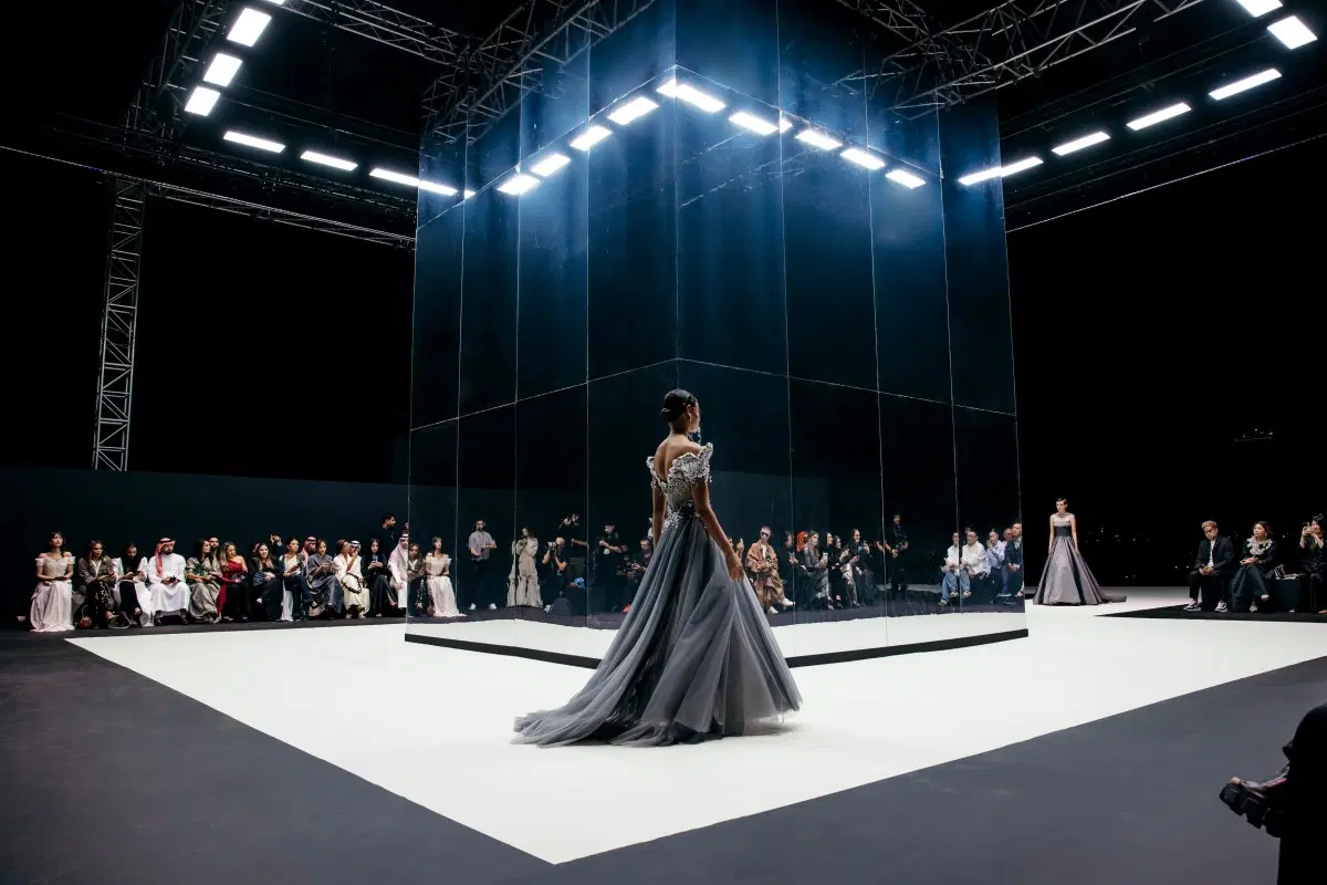 അറബ് ഫാഷന്റെ ഹബായി സൗദി; റിയാദ് ഫാഷൻ വീക്ക്; മൂന്ന് വേദികളിൽ നാല് ദിവസം, ലോകം ഇന്നുവരെ കാണാത്ത തരത്തിലുള്ള വസ്ത്രങ്ങളാണ് റിയാദ് ഫാഷൻ വീക്കിൽ അവതരിപ്പിച്ചിരിക്കുന്നത്.