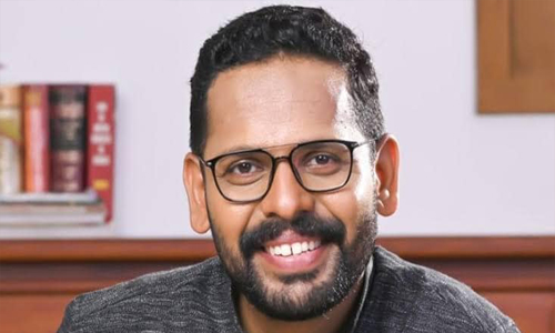 പാലക്കാട്ടെ മനസ് തനിക്കൊപ്പമെന്ന് സരിന്‍, വോട്ട് ചെയ്യാനെത്തിയത് മണപ്പള്ളിക്കാവ് ക്ഷേത്ര ദര്‍ശനത്തിന് ശേഷം