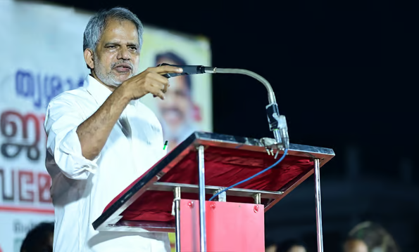 വിവരകേടിന് അതിരില്ല! എന്തിനാ കാറിൽ പോകുന്നത്?, നടന്നുപോയാൽപ്പോരേ?; റോഡിൽ സ്‌റ്റേജ് കെട്ടിയതിനെ ന്യായീകരിച്ച് എ വിജയരാഘവൻ