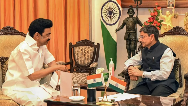 തമിഴ്‌നാട് നിയമസഭയിൽ നാടകീയ രംഗങ്ങൾ, ദേശീയ ഗാനത്തിന് പകരം തമിഴ് തായ് വാഴ്‌ത്ത് പാട്ട്: കുപിതനായി നയപ്രഖ്യാപന പ്രസംഗം ബഹിഷ്ക്കരിച്ച് ഗവർണർ