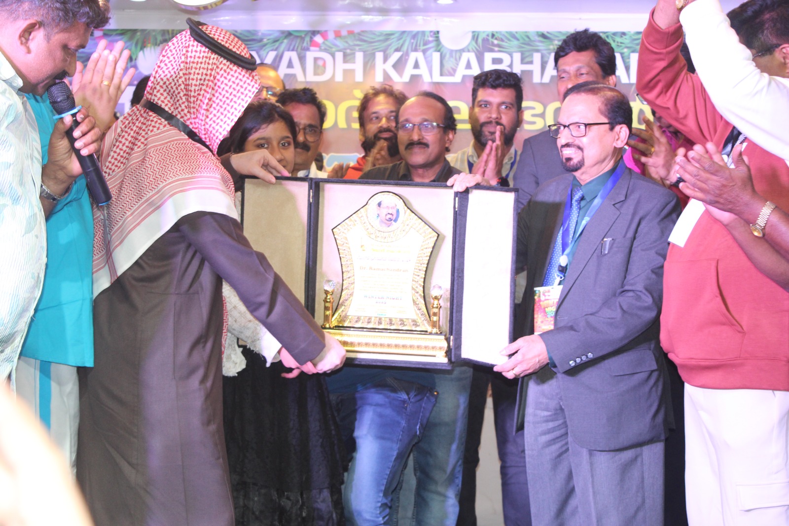 റിയാദ് കലാഭവൻ കർമ്മശ്രേഷ്ഠ പുരസ്ക്കാരം ഡോ.രാമചന്ദ്രന് സമ്മാനിച്ചു
