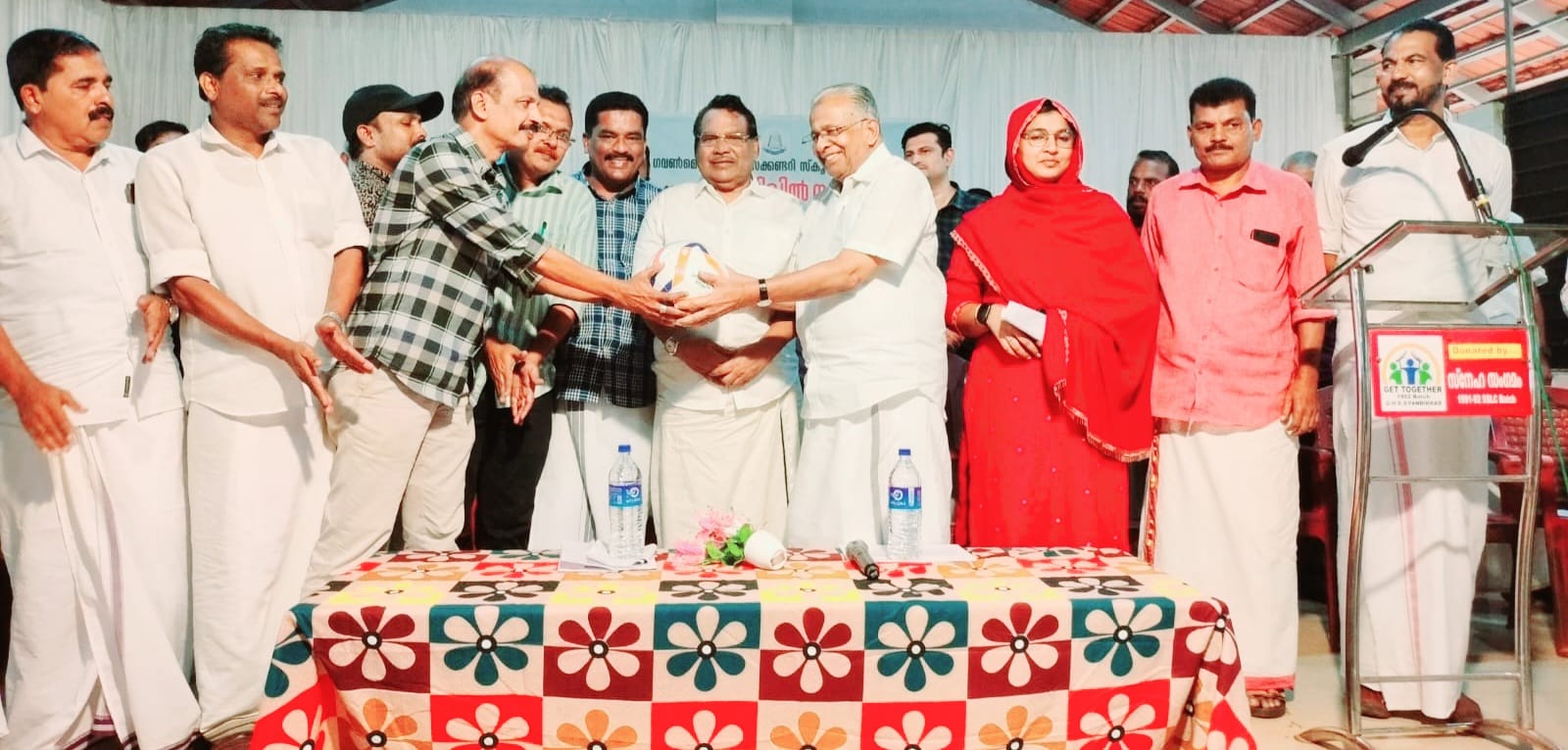 കായിക ഉപകരണങ്ങൾ നല്‍കി ഓ ഐ സി സി പാണ്ടിക്കാട് സൗദി നാഷണൽ കമ്മറ്റി