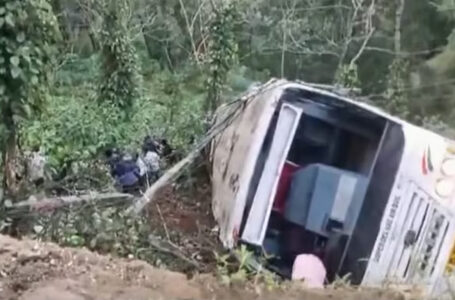 ഇടുക്കിയിൽ കെഎസ്ആർടിസി ബസ് താഴ്ചയിലേക്ക് മറിഞ്ഞു; മൂന്ന് മരണം, അപകടത്തിൽപ്പെട്ടത് തഞ്ചാവൂരിലേക്ക് വിനോദയാത്ര പോയ സംഘം