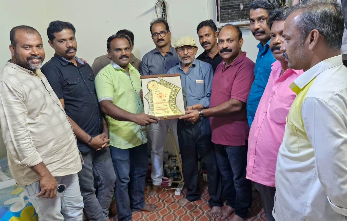 42 വർഷം നീണ്ട പ്രവാസം മതിയാക്കി നാട്ടിലേയ്ക്ക് മടങ്ങുന്ന രഘുനാഥൻ മേശിരിയ്ക്ക് നവയുഗം യാത്രയയപ്പ് നൽകി.