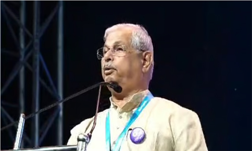 വാൾ പയറ്റിന്റെ വിസ്മയം; ഗവർണർക്ക് മുമ്പിൽ പതിനെട്ടടവും പയറ്റി ‘അഭ്യാസം’,വിഡിയോ